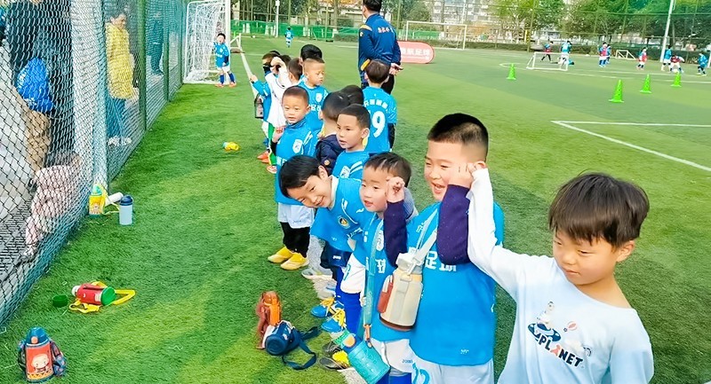 培养足球兴趣，南充奥航教练先教育孩子学会感恩