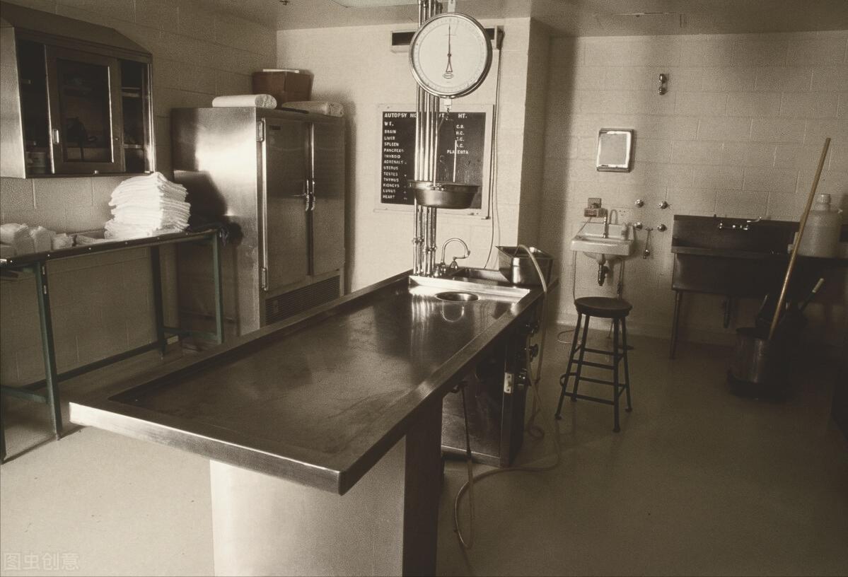 诡秘真相故事：丈夫送了我一支口红，我隐隐觉得不对劲，转送闺蜜