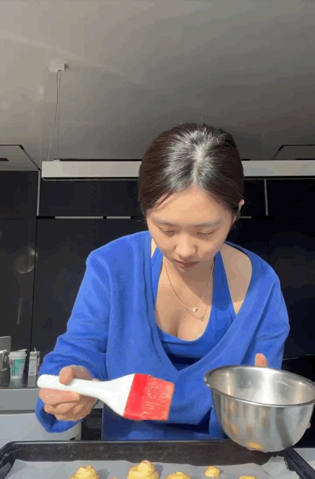 有一种尴尬叫“星二代玩性感”，*裤底**胸部全露，让明星父母都脸红