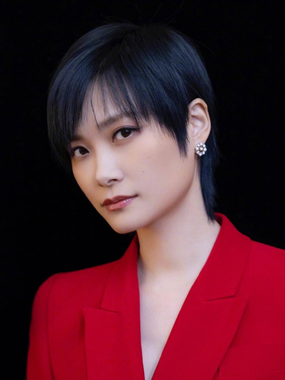 内娱合格爱豆蔡徐坤,蔡徐坤和成毅谁火