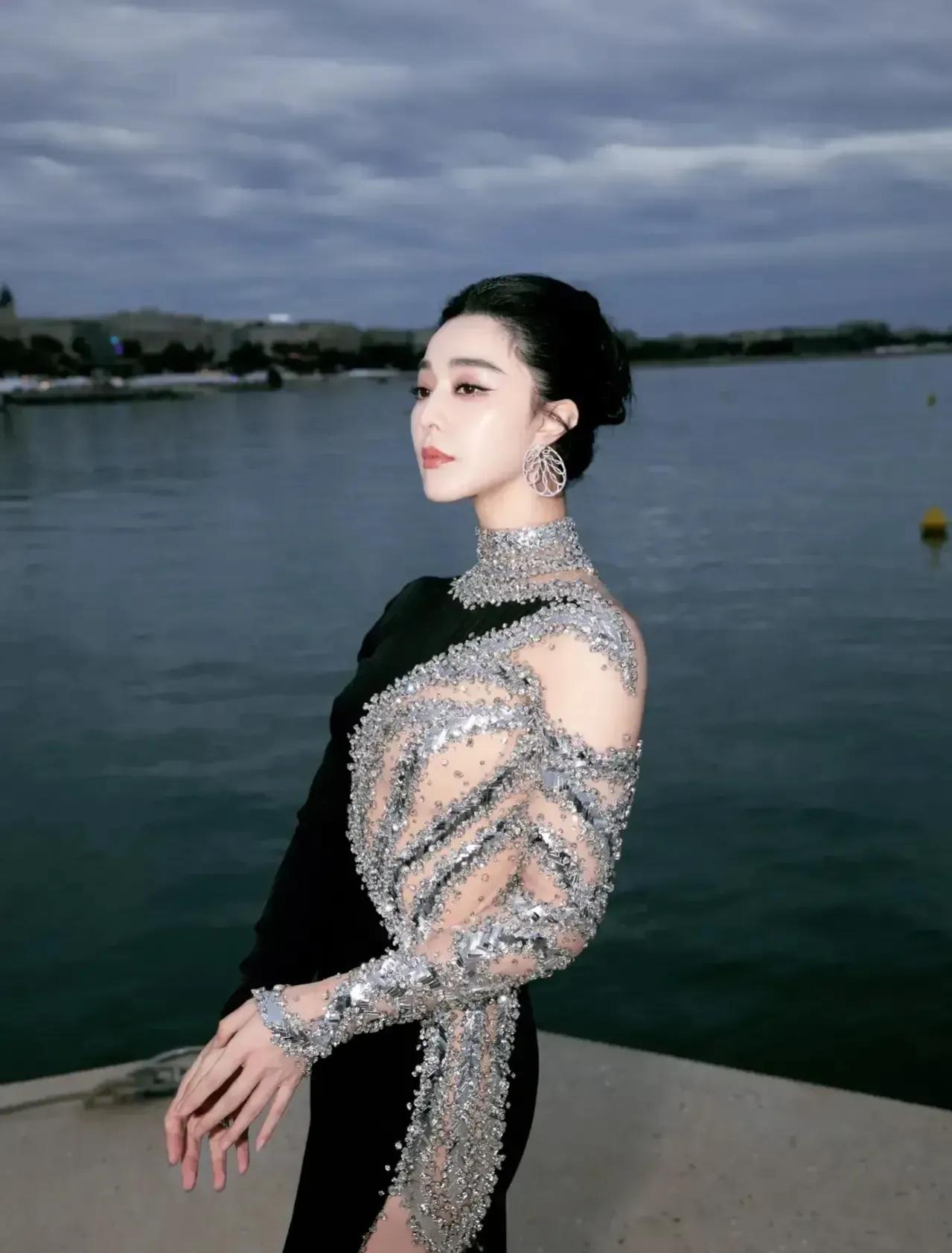 范爷戛纳红毯照,范爷戛纳穿龙袍