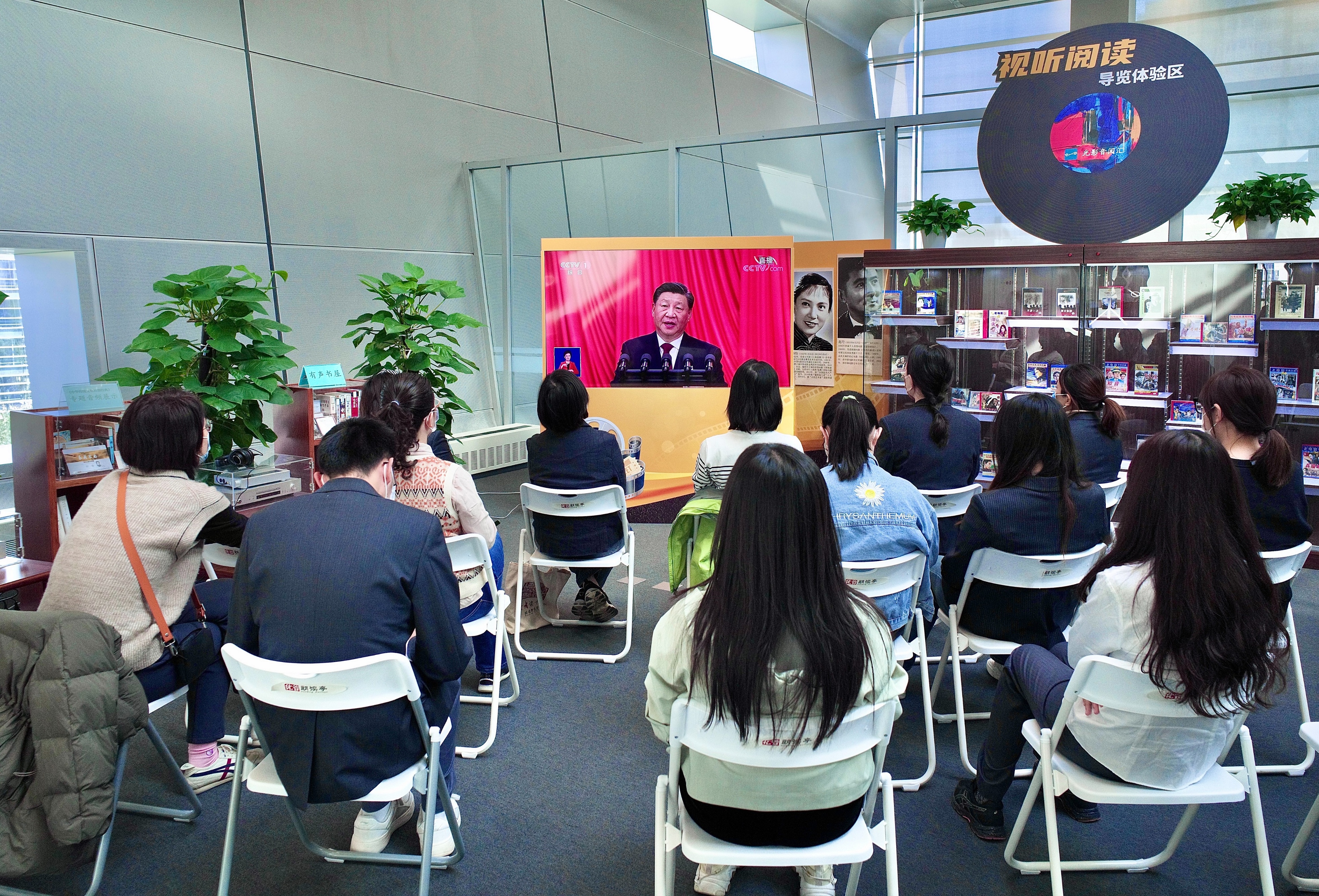 团结奋进创造新业绩凝心聚力迈上新台阶——全国各地文化和旅游工作者认真收看收听*党**的二十大开幕盛况