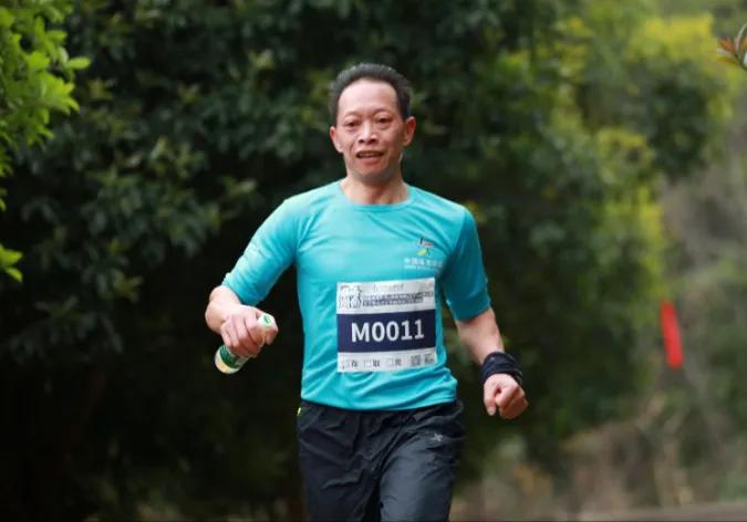 运动老乡(106)永州巅峰跑赛途中捆鞋带