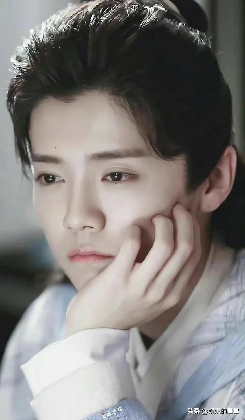 鹿晗丸子头发型图,鹿晗丸子头发型