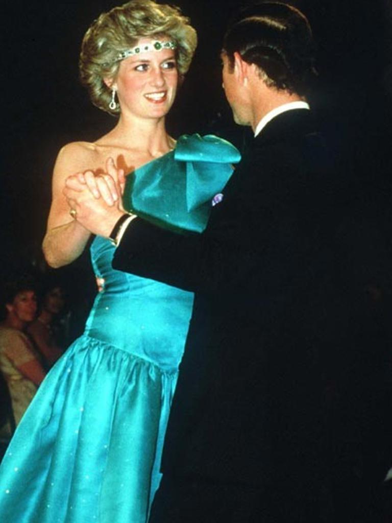 戴安娜王妃的蓝丝绒礼服,戴安娜王妃惊世容颜