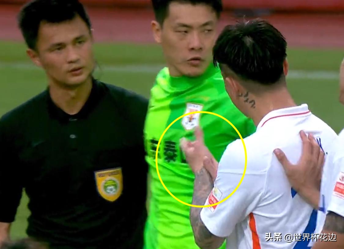 石柯停球,石柯离谱失误遭山东队友红牌特写