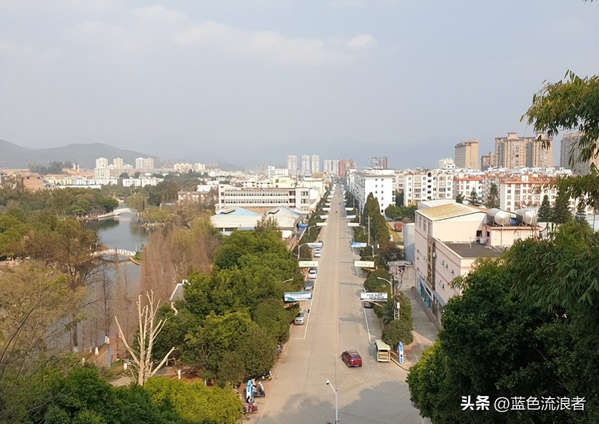 云南人口超过十万的乡镇有几个,云南省一个县多少万人