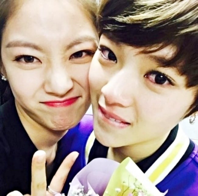 郑秀妍郑秀晶姐妹同台亲密,郑秀妍张俪cp