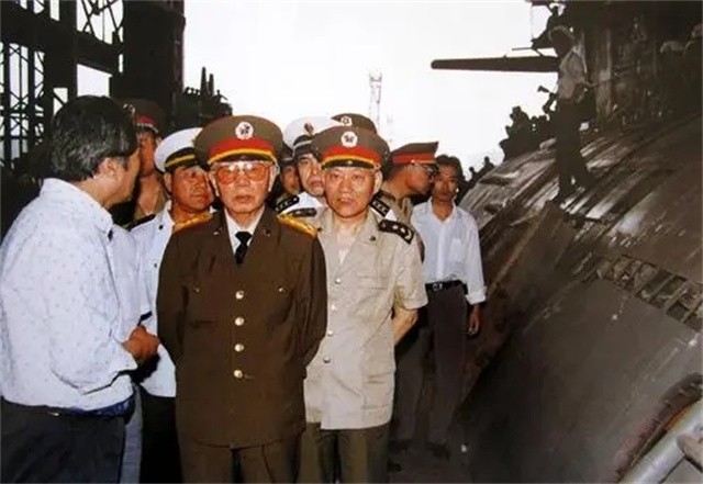 1982年，海军水兵左手敬军礼，*华清刘**看后气得欲砸电视