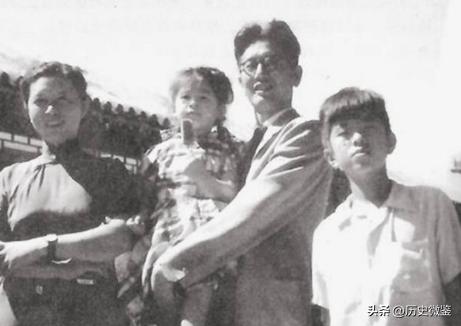 76年周总理遗体火化前，乔冠华抱棺痛哭：我来做您的儿子为您送行