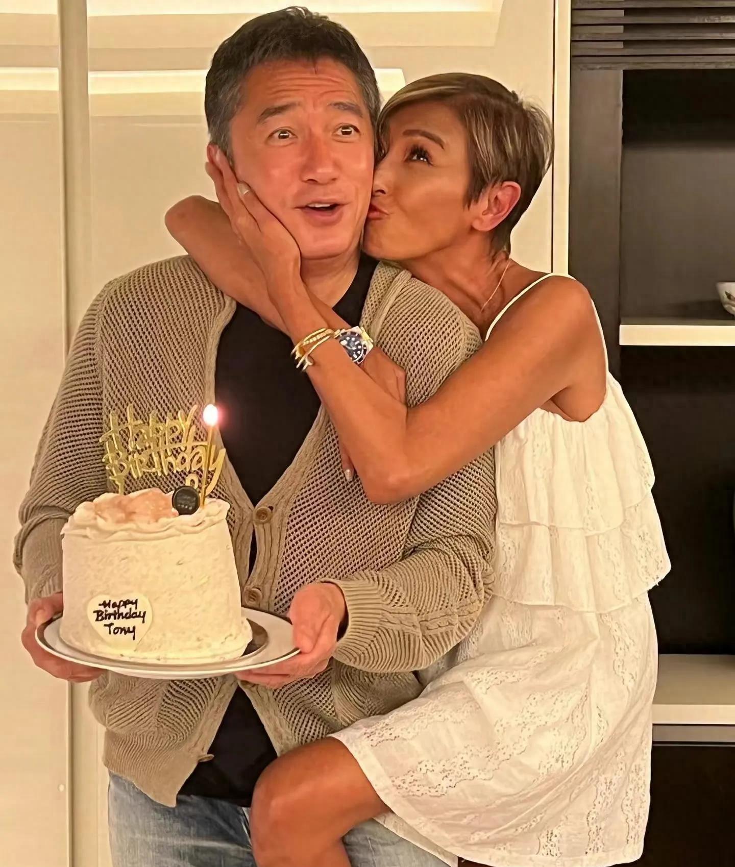 梁朝伟被富婆疯狂拥抱亲吻，两人的照片太近了，网友：实在太过分