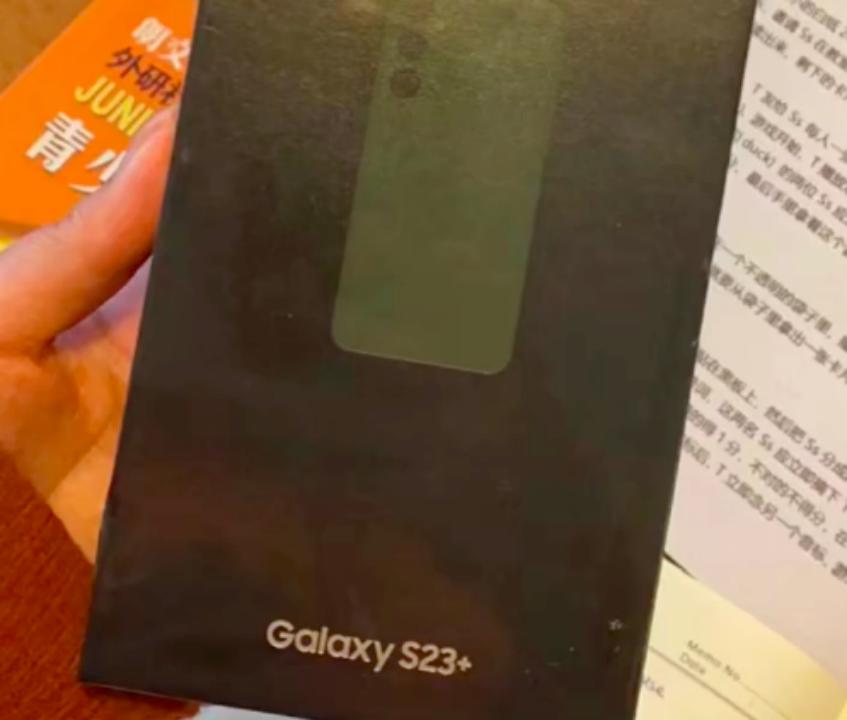 女子购买手机却收到铁块,女子称网购手机收到铁块