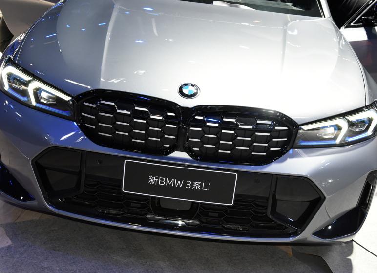 24款宝马新3系耀夜,宝马3系4s店更新