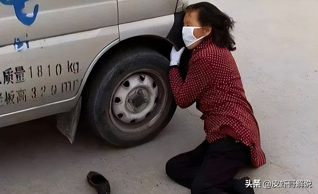 车停路边收费被人撞了咋赔,车停路边被骑车人撞上了哪个错