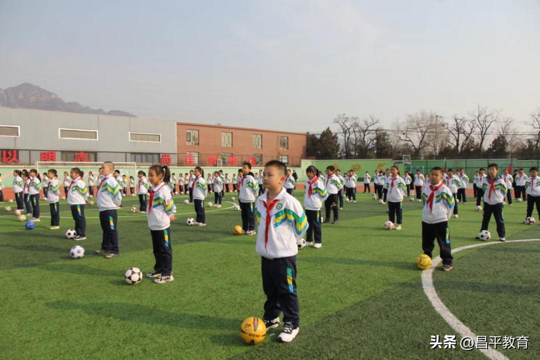 西班牙教练教中国学生踢球,中国足球学校西班牙教练