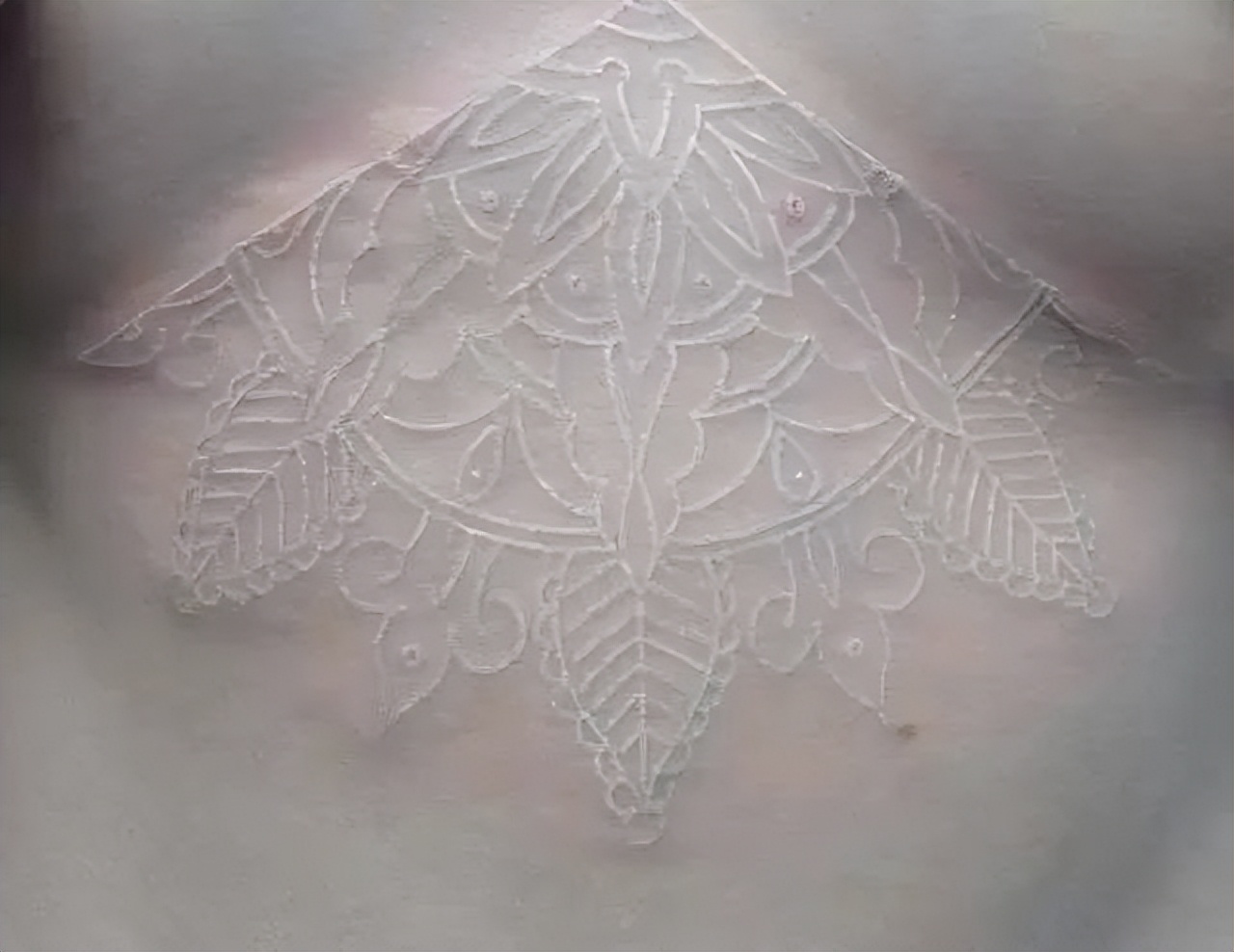 鸽子血纹身真的隐形么,隐形纹身花纹