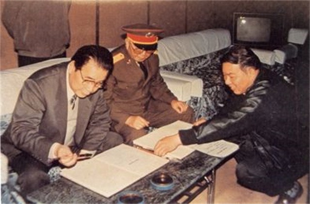 1982年，海军水兵左手敬军礼，*华清刘**看后气得欲砸电视