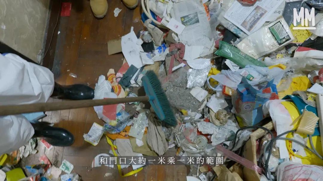 精英高管死于37㎡的独居房：妻儿移民后，他和5吨垃圾生活了20年