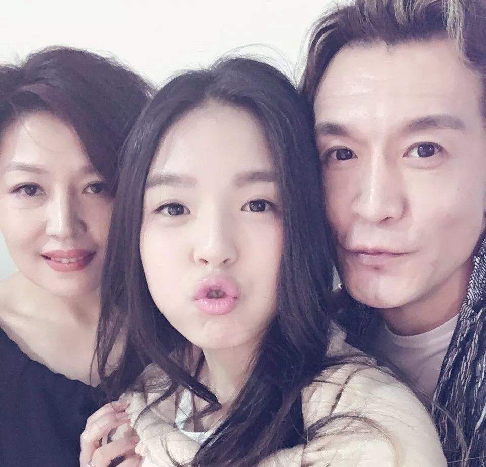 李咏离世4年，再看哈文的状况，才明白嫁给李咏是最好的选择