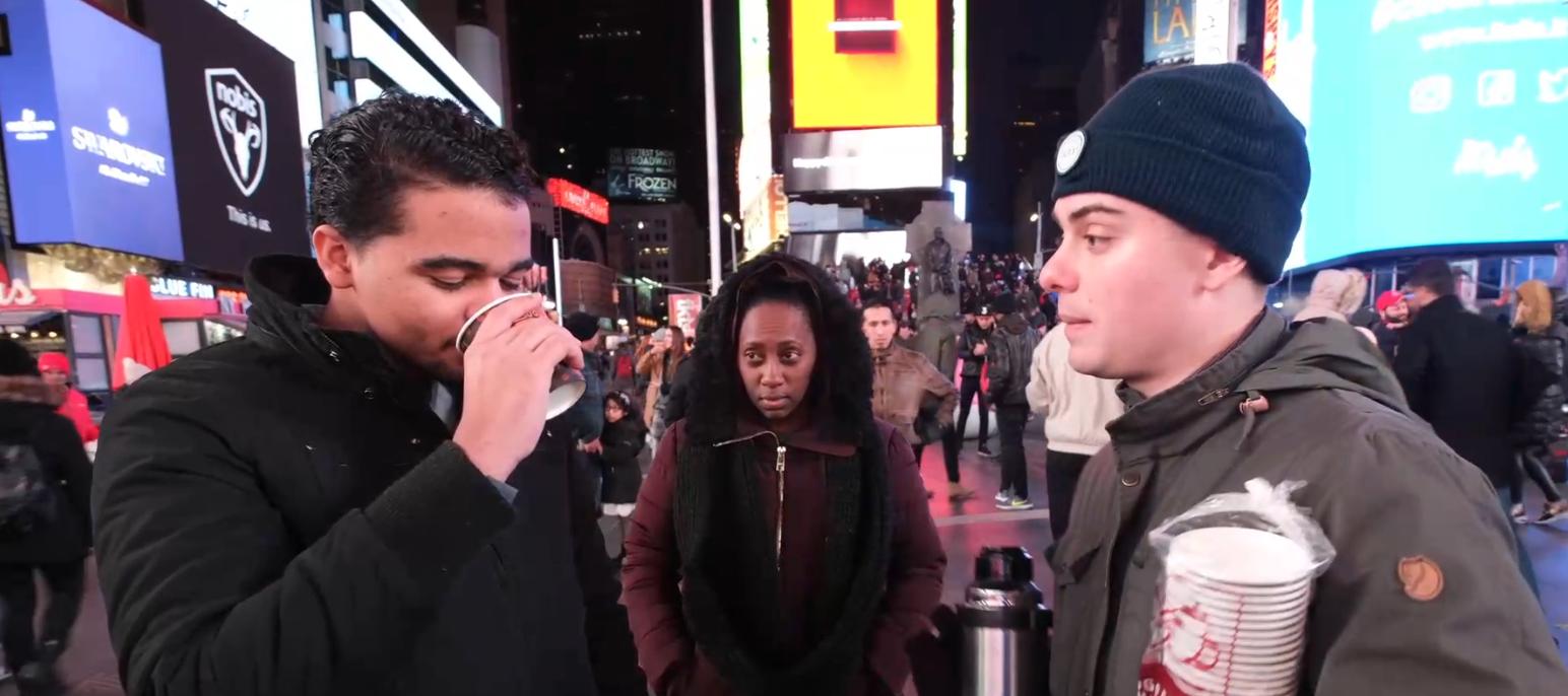 美国小伙觉得中国食物难吃，便用胡辣汤街头实验，结果被路人疯抢