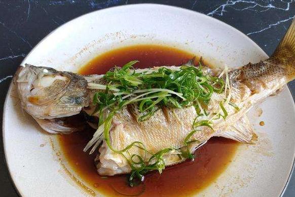 做清蒸鱼好吃简单的秘诀,清蒸鱼怎么做不用豉油