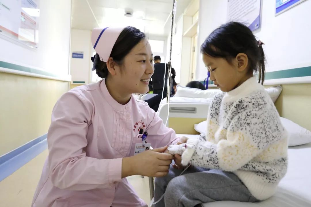 嘴角起小水泡是不是上火了,5岁的女儿3岁的儿子嘴角长水泡