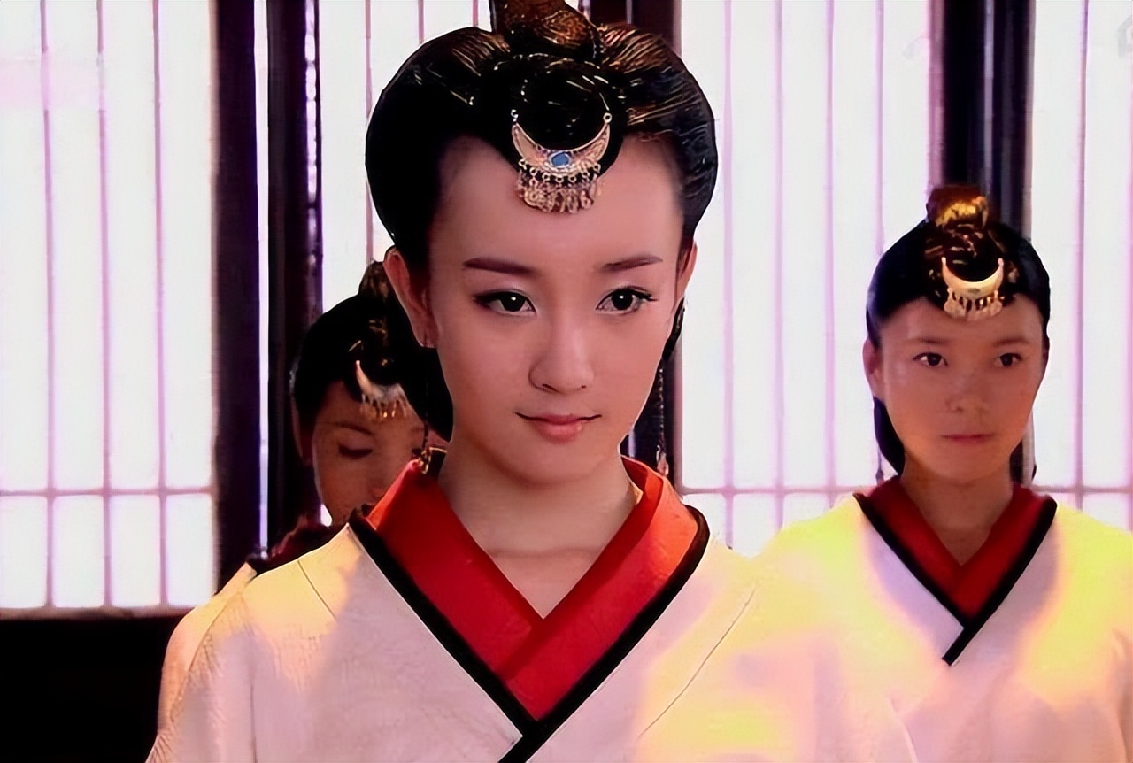 过气演员的窘况:县城忙走穴、直播用怪招,晚节不保,何必呢?