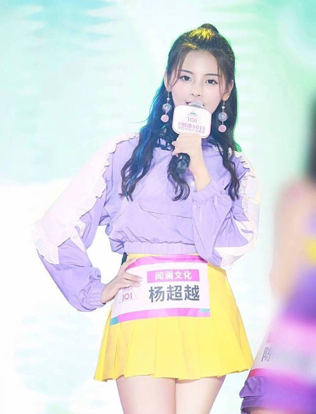 最有钱女明星刘亦菲,刘亦菲秀名贵翡翠大耳环