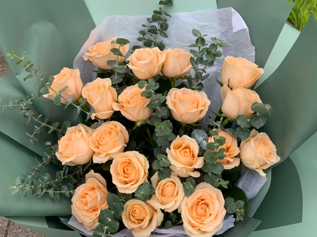 送女朋友香槟玫瑰有什么含义,七夕送玫瑰康乃馨百合是什么含义