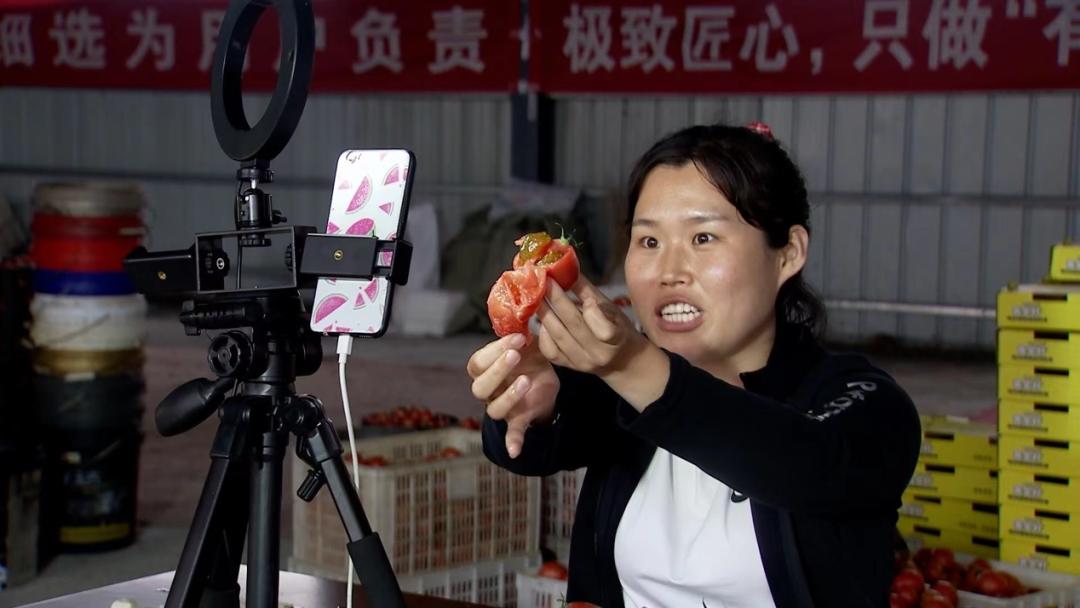 拿起锄头能种地，举起手机能赚钱，他们是怎么做到的？