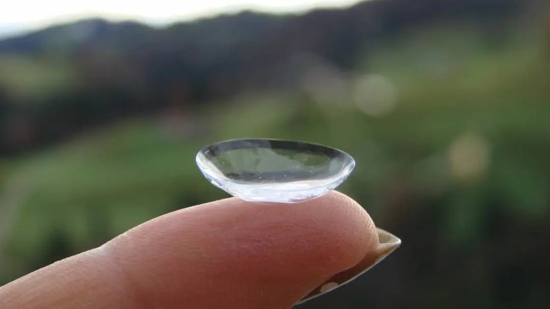 美瞳翻转,美瞳翻来翻去的