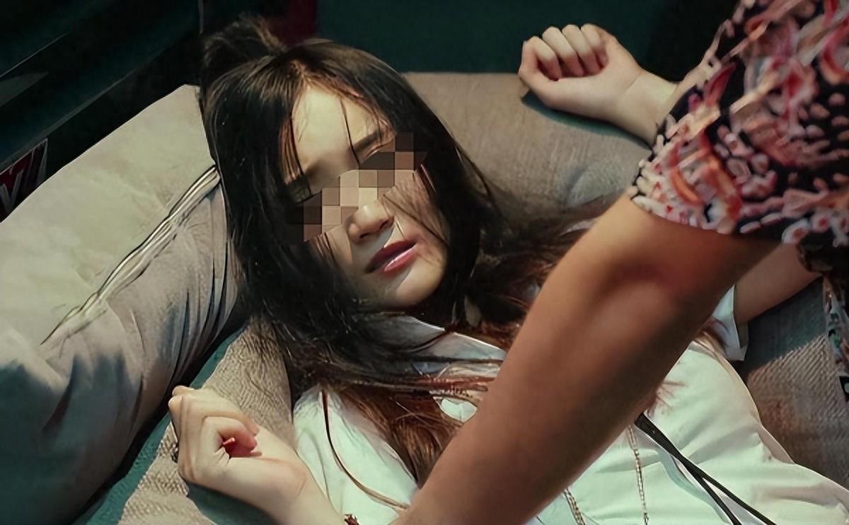 四川女子出轨被老公捉,女子在家和情人约会被抓