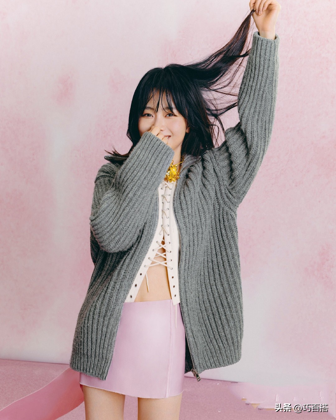 谭松韵印花衬衣搭波浪发摩登复古,谭松韵的衣服搭配春季