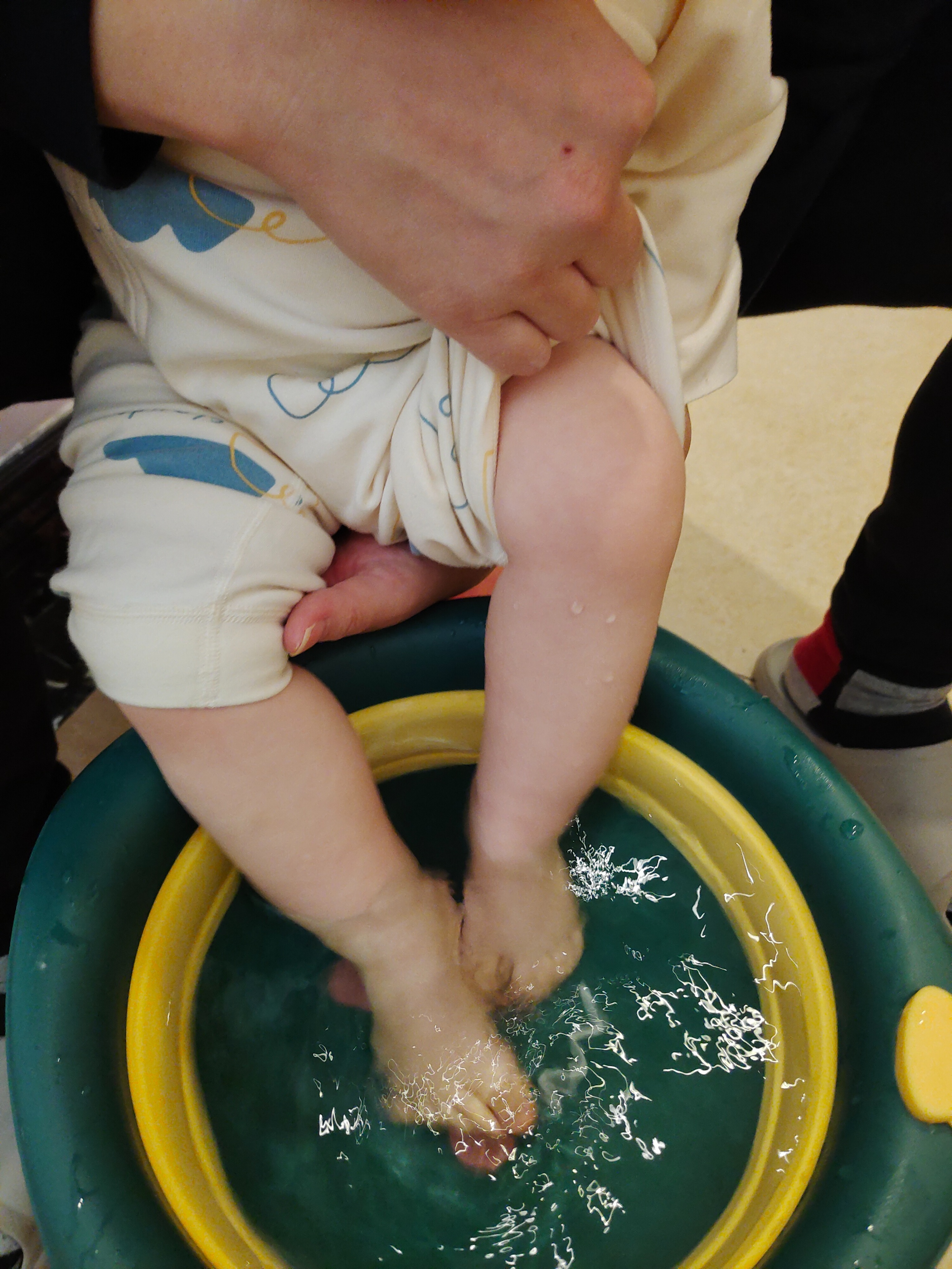 小孩一直高烧39到40度不退怎么办,10月龄宝宝持续高烧39到40度