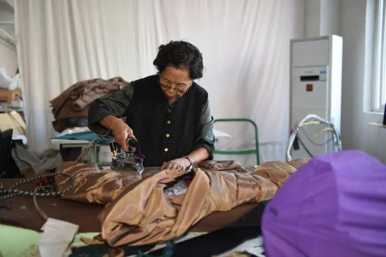 90岁奶奶陈金英的事迹,陈金英十年还债2077万元