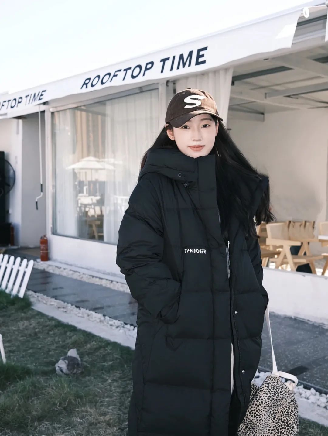 白色长款羽绒服韩系裙子穿搭,今年流行穿搭羽绒服加什么靴子