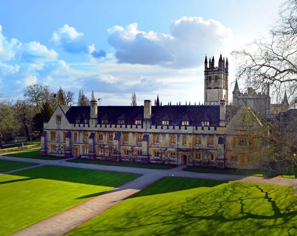 秋日漫步：英国私校美景巡礼，孩子们喜欢哪一所？