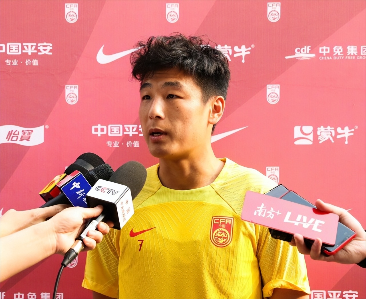 国足客场2-0复仇泰国武磊梅开二度,国足0-0新西兰武磊错失两次机会