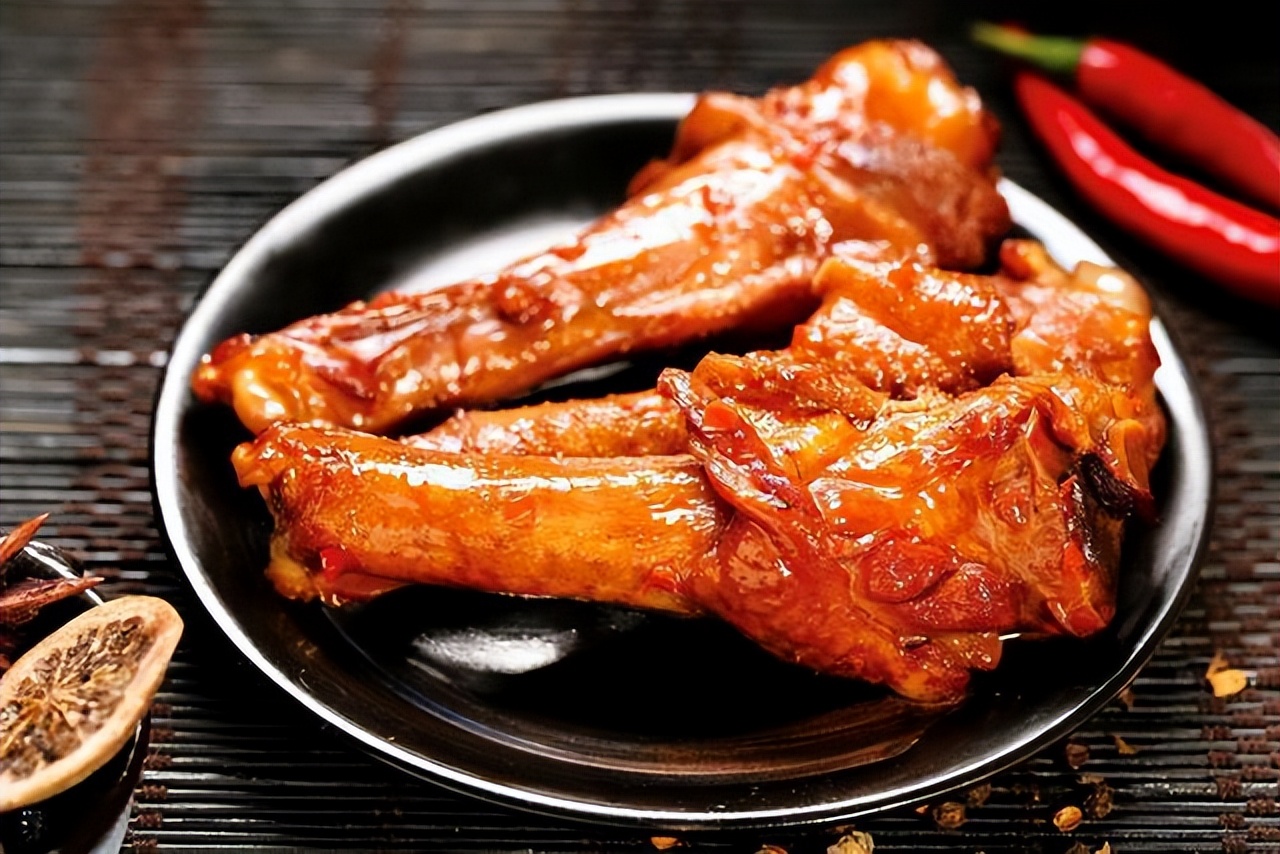 查出子宫肌瘤，能吃西瓜吗？医生：不想肌瘤增大，这5物尽量少吃