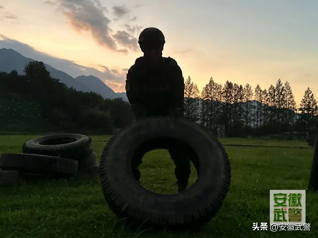 喜报！*警武**安徽总队冯龙飞荣获*警武**部队“优秀警士”