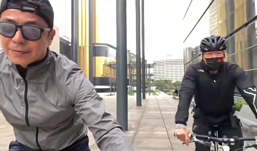 59岁张耀扬自驾游澳门！须发皆白仍有型，边骑单车边玩手机引担忧