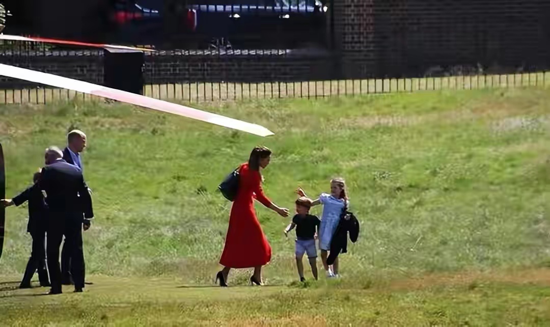 夏洛特豪气“喊话”英女足，威廉自豪做女儿传声筒，与有荣焉