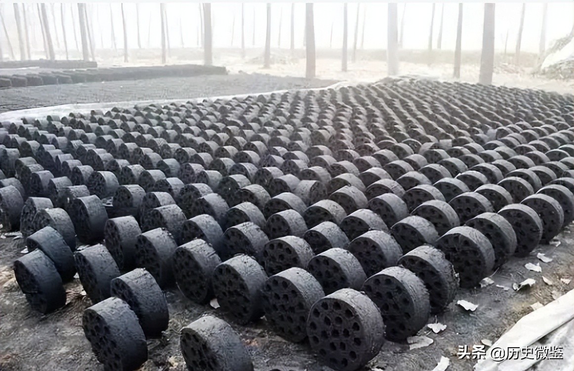 浙江女孩瞒着爸妈，寻找养父母12年，跪养母坟前嚎啕大哭：来晚了