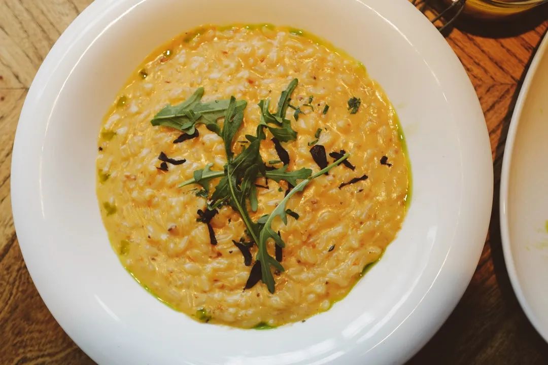 配备一星米其林黑珍珠餐厅,比米其林黑珍珠高端的餐厅