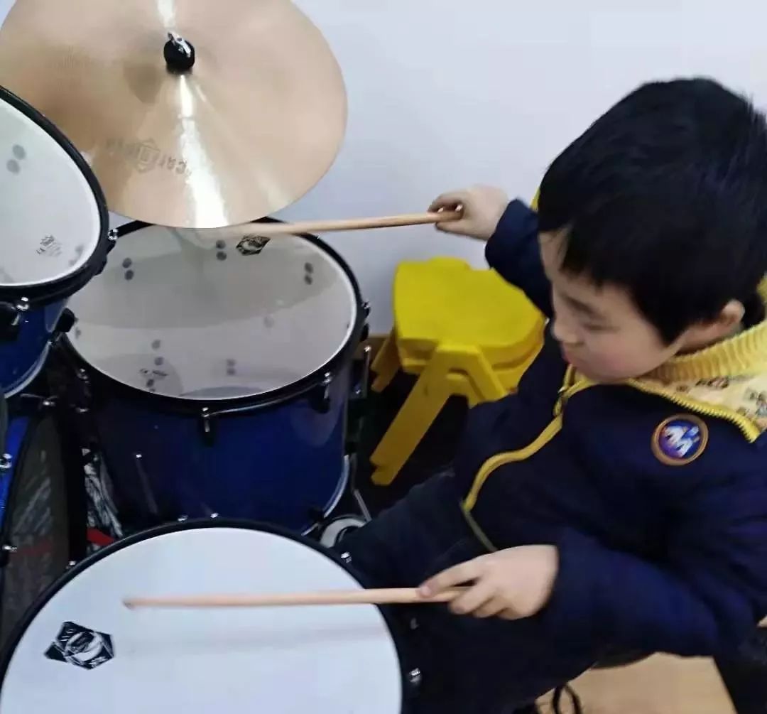 孩子16岁了才发现是自闭症,20岁的儿子重度自闭症