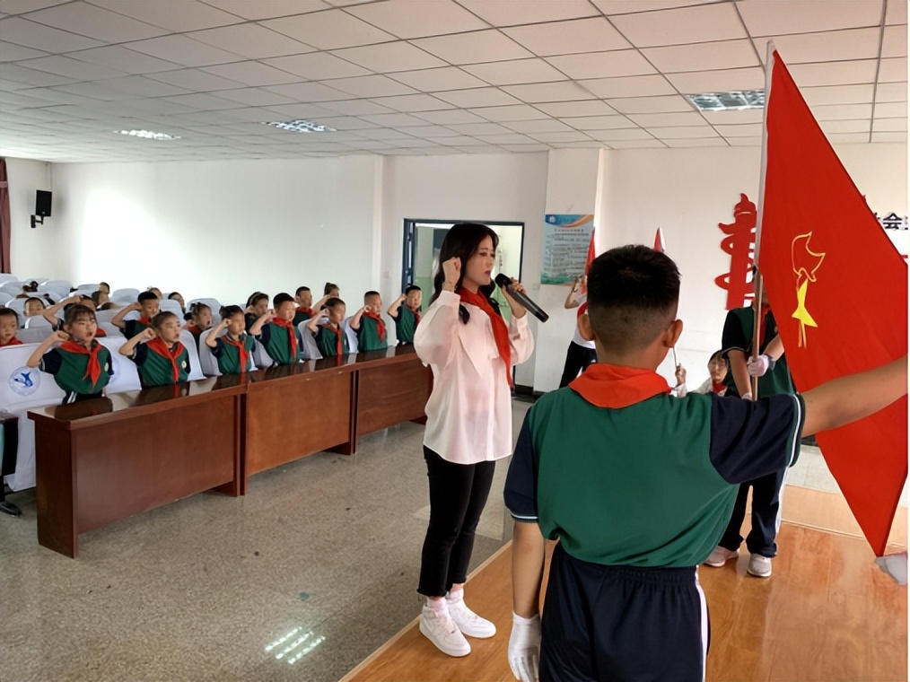 齐云路小学一年级入队仪式,凤泉区耿庄小学新队员入队仪式