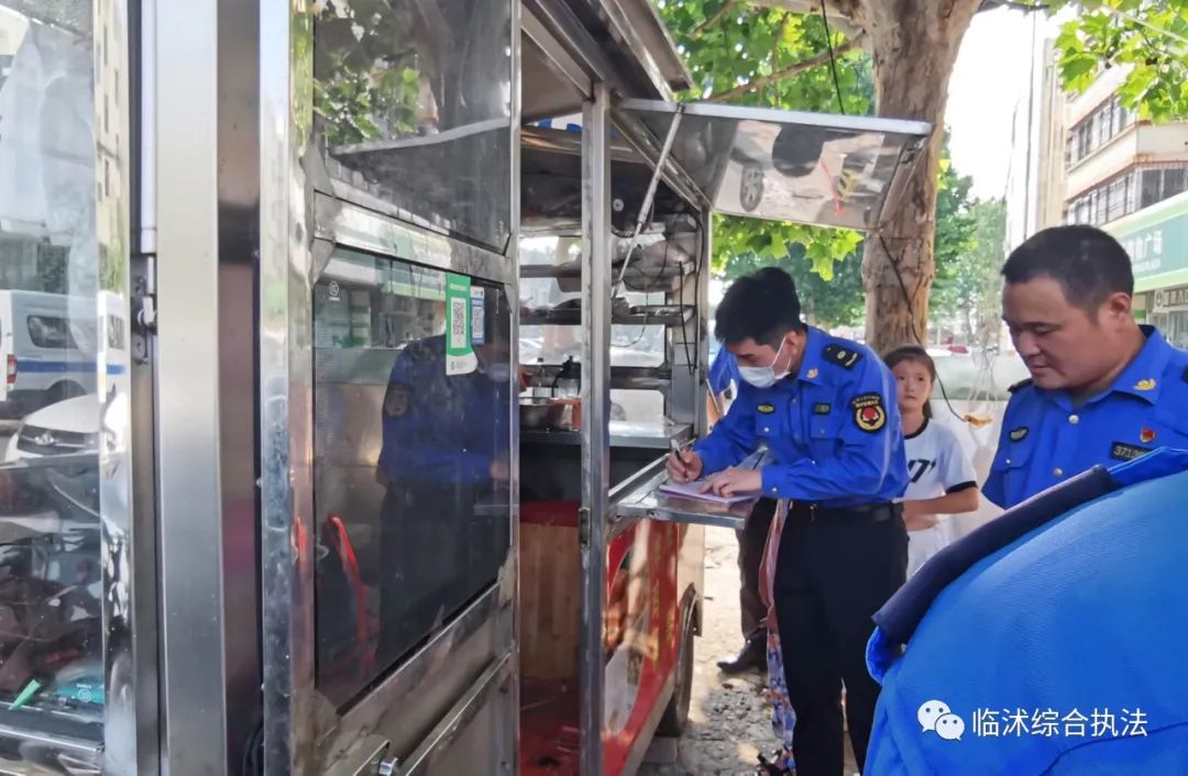 城管占道经营重拳整治,临沭弘盛华庭门口城管执法