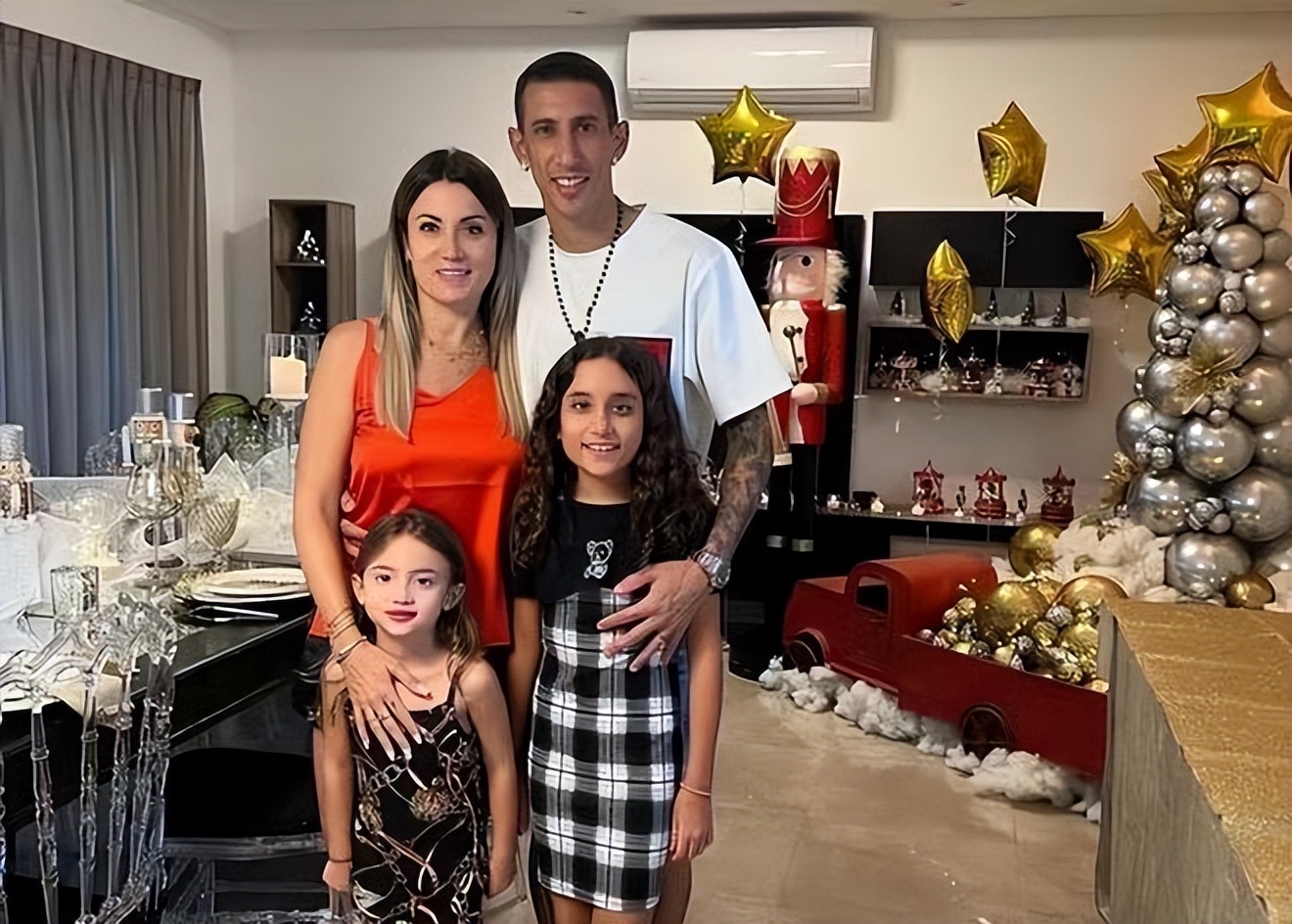 人生赢家！迪玛利亚庆圣诞，餐盘全印大力神杯，拥两女儿馋哭梅西