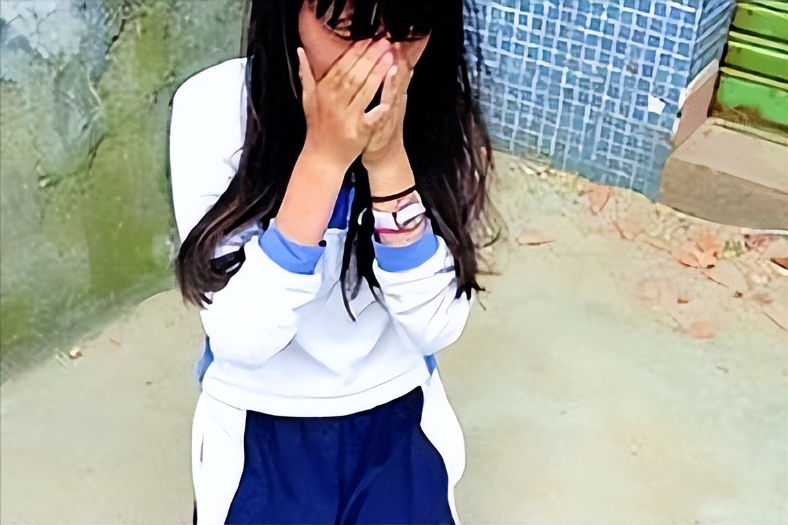 重庆女生遭多人殴打被逼下跪,重庆一中学女生遭群殴被逼下跪