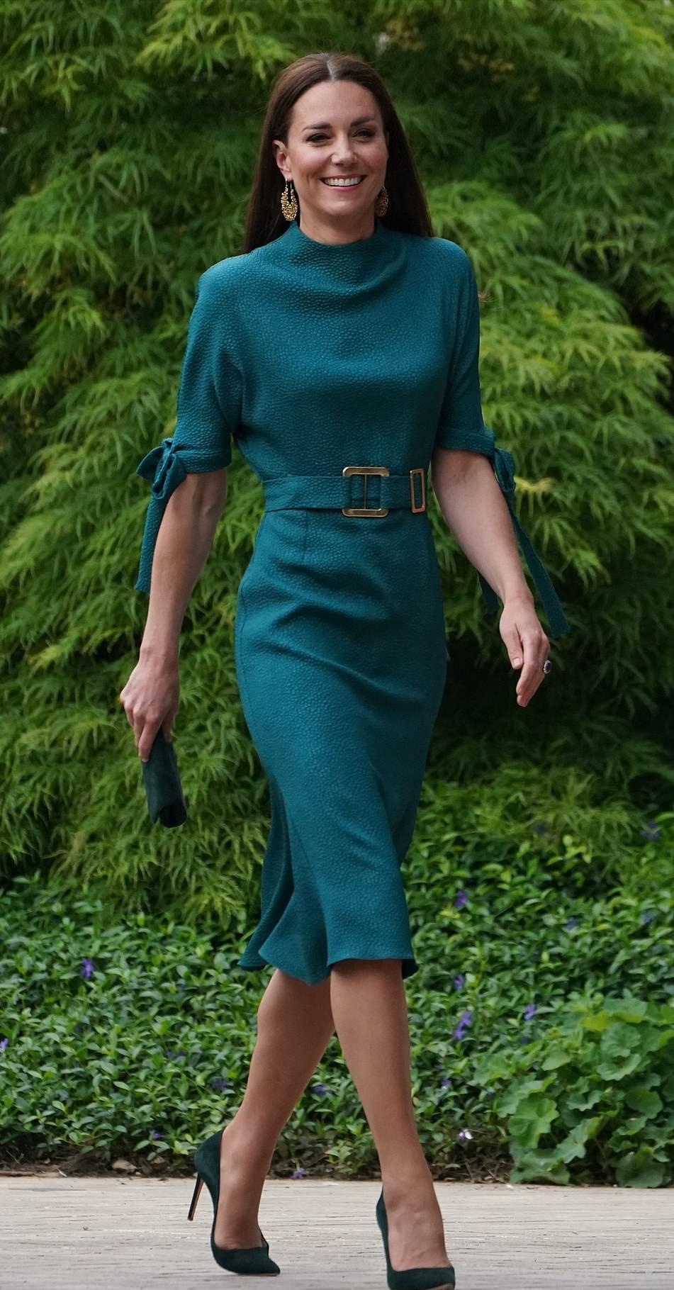 凯特终于发力了！穿6千多的绿裙亮相换风格，可惜输给梅根的战袍